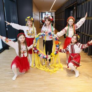 Ukraina Kongressi noored esinemas Tallinna Muusika- ja Balletikoolis.