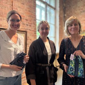 Kunstikaartide valmimise eestvedajad (vasakult paremale) Integratsiooni Sihtasutuse Eesti keele maja õpetaja Sandra Vellevoog, Integratsiooni Sihtasutuse Eesti keele maja juhataja Anna Farafonova ja  Integratsiooni Sihtasutuse Eesti keele maja õpetaja Pille Maffucci 