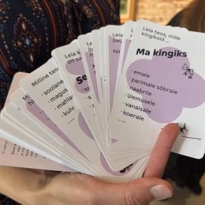 Tegemist on mängulise õppevahendiga, mis võimaldab ühtaegu kogeda kunsti ja harjutada eesti keelt – ning seda looval ja inspireerival viisil. 