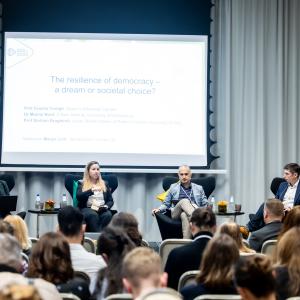 На сцене слева направо: профессор Жужа Черге, доктор Марина Норд, профессор Стефано Брагироли и модератор панельной дискуссии Марго Лоор. Фото: Эрленд Штауб