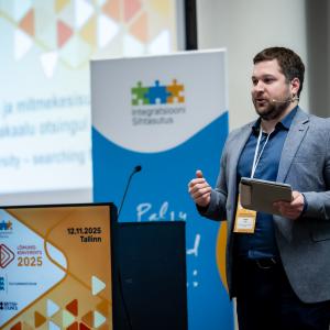 Модератор панельной дискуссии Владислав Лушин. Фото: Эрленд Штауб